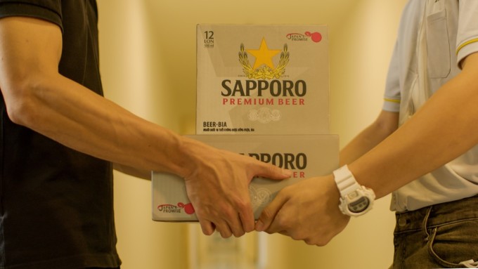 Giãn cách xã hội vì Covid-19, bạn có thể yên tâm thưởng thức bia Sapporo Premium tại nhà.
